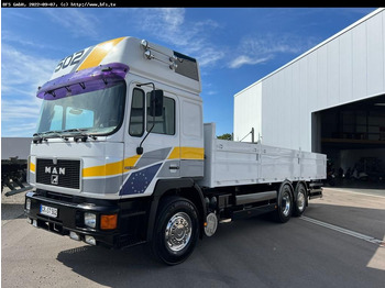 Vrachtwagen met open laadbak MAN F90