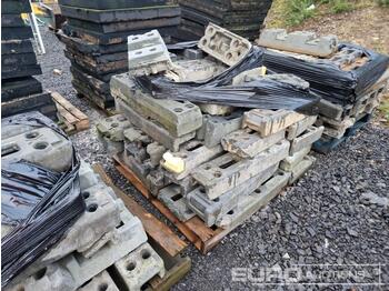 Bouwmaterieel Pallet of Heras Fencing Bases: afbeelding 1