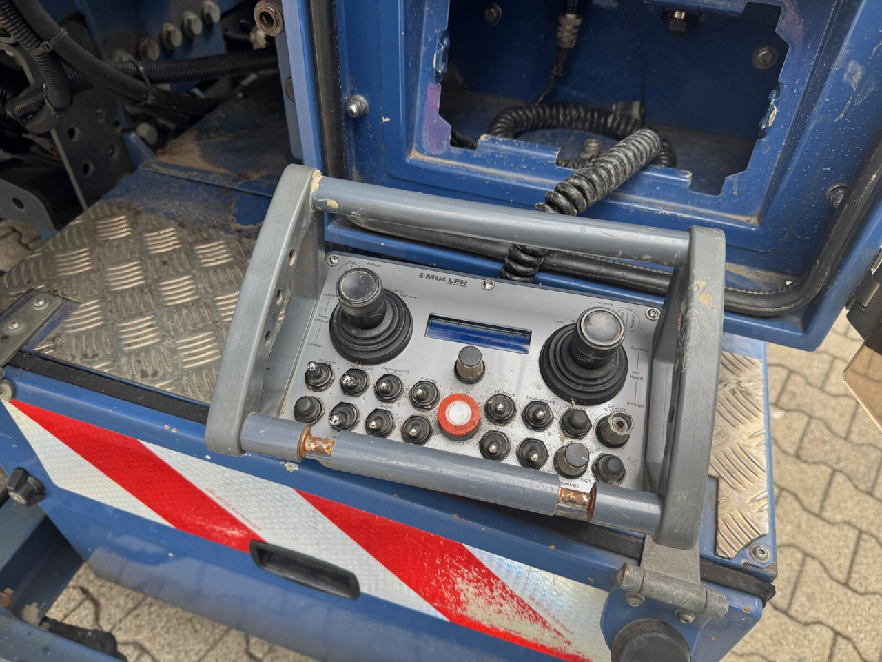 Leasing Mercedes-Benz Arocs 1843 L 4x2 Arocs 1843 L 4x2, Müller Canalmaster ca. 8m³, Standheizung, Funk Mercedes-Benz Arocs 1843 L 4x2 Arocs 1843 L 4x2, Müller Canalmaster ca. 8m³, Standheizung, Funk: afbeelding 15 Leasing Mercedes-Benz Arocs 1843 L 4x2 Arocs 1843 L 4x2, Müller Canalmaster ca. 8m³, Standheizung, Funk Mercedes-Benz Arocs 1843 L 4x2 Arocs 1843 L 4x2, Müller Canalmaster ca. 8m³, Standheizung, Funk: afbeelding 15