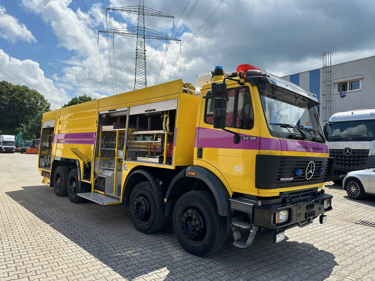 Brandweerwagen Mercedes-Benz 3238 SK Löschfahrzeug Rosenbauer Wasser + Schaum 66m Wurfweite: afbeelding 9