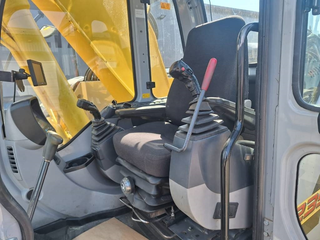 Rupsgraafmachine New Holland E235BSRLC PYÖRITTÄJÄLLÄ: afbeelding 13